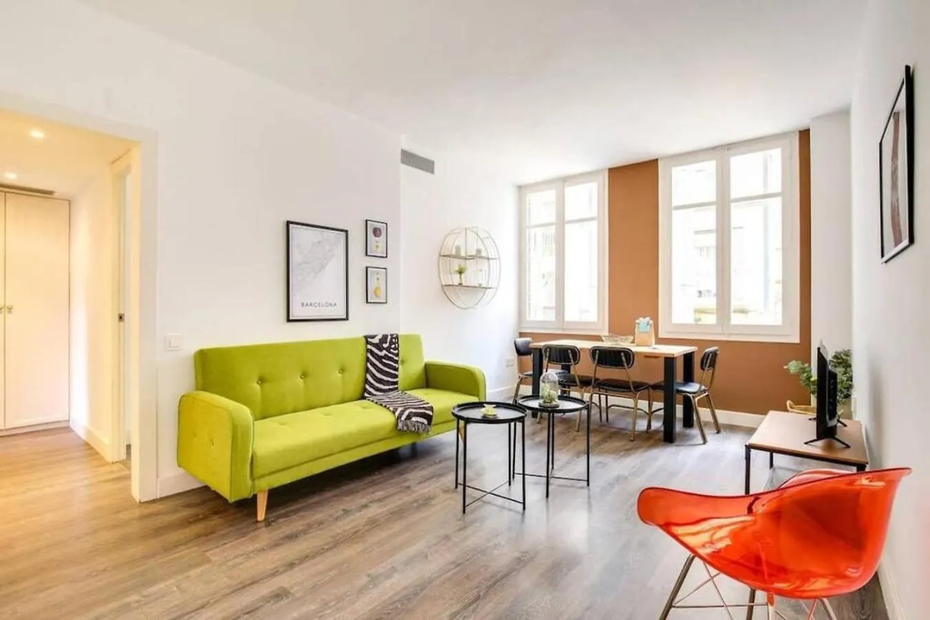 Colorful With Cozy Terrace In Gracia location